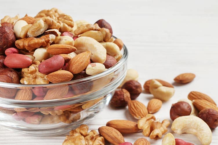 Eine Handvoll Nüsse: Gesunder Snack bei Diabetes